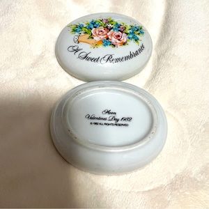Avon Valentines Day 1982 Porcelain Trinket Box